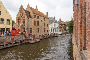 Burges, Belçika - 18 Ağustos 2018: Batı Flanders eyaletinin başkenti ve en büyük şehri olan Bruges 'deki Dijver kanalı boyunca uzanan binaların manzarası.