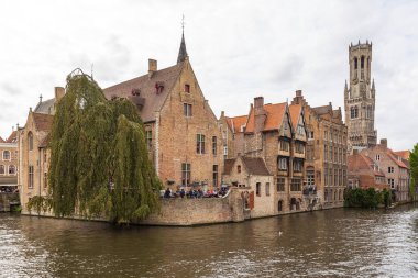 Burges, Belçika - 18 Ağustos 2018: Batı Flanders eyaletinin başkenti ve en büyük şehri olan Bruges 'deki Dijver kanalı boyunca uzanan binaların manzarası.