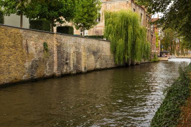 Burges, Belçika - 18 Ağustos 2018: Batı Flanders eyaletinin başkenti ve en büyük şehri olan Bruges 'deki Dijver kanalı boyunca uzanan binaların manzarası.