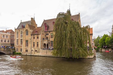 Burges, Belçika - 18 Ağustos 2018: Batı Flanders eyaletinin başkenti ve en büyük şehri olan Bruges 'deki Dijver kanalı boyunca uzanan binaların manzarası.