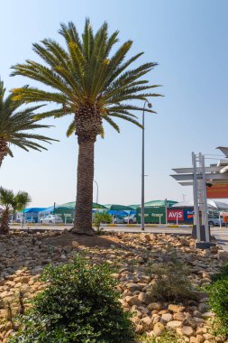 Windhoek, Namibya - 27 Eylül 2018: Hosea Kutako Uluslararası Havalimanı manzarası. Modern terminal binası.