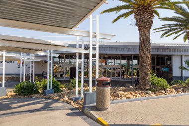 Windhoek, Namibya - 27 Eylül 2018: Hosea Kutako Uluslararası Havalimanı manzarası. Modern terminal binası.