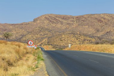 Khomas, Namibya - 28 Eylül 2018: Otoyol boyunca Namibya manzarası. Tepeler ve Afrika bitkileri.