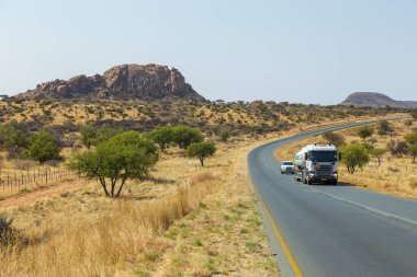 Khomas, Namibya - 28 Eylül 2018: kamyonet yolda. Otoyol boyunca Namibya manzarası. Tepeler ve Afrika bitkileri..