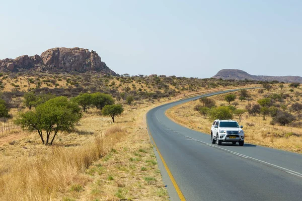 Khomas Namibia 2018 Cars Road 산길을 비아의 주변의 아프리카 식물들 — 스톡 사진