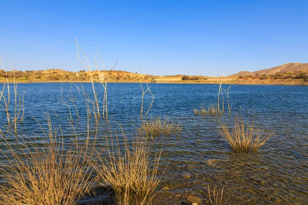 观景奥诺布湖 一个田园诗般的度假胜地 在卡拉哈里沙漠的Rehoboth附近有一个湖泊和一个大坝 纳米比亚 — 图库照片