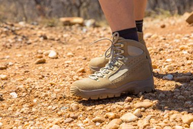 Oanob, Namibya - 28 Eylül 2018: Oanob Park 'ta ünlü Meindl markasının ayakkabılarını giyen bir turist. Dağ, tırmanma ve yürüyüş ayakkabıları.