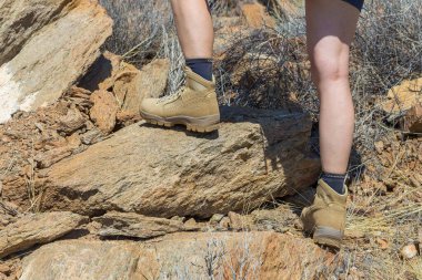 Oanob, Namibya - 28 Eylül 2018: Oanob Park 'ta ünlü Meindl markasının ayakkabılarını giyen bir turist. Dağ, tırmanma ve yürüyüş ayakkabıları.