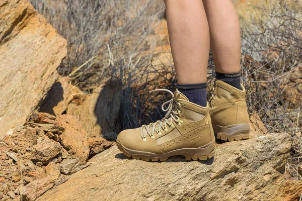 Oanob, Namibya - 28 Eylül 2018: Oanob Park 'ta ünlü Meindl markasının ayakkabılarını giyen bir turist. Dağ, tırmanma ve yürüyüş ayakkabıları.