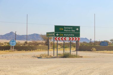 Khomas, Namibya - 29 Eylül 2018: Namibya manzarası. Arka planda dağ.