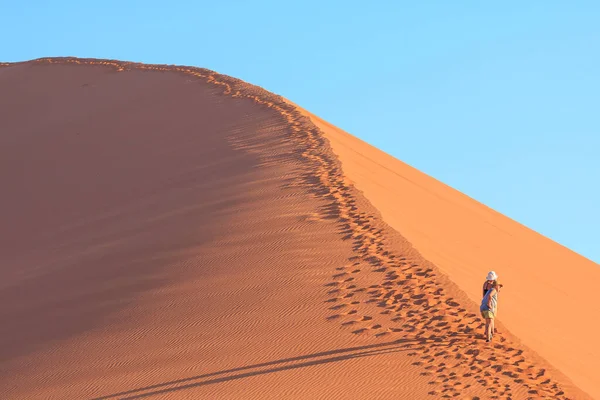 Sossusvlei Namibia Września 2018 Turyści Słynnej Wydmie Południowa Część Pustyni — Zdjęcie stockowe