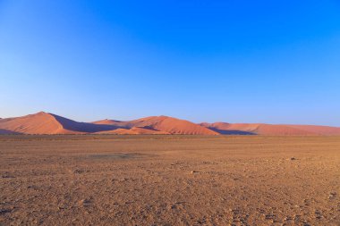 Namib Çölü 'nün güneyindeki Namib-Naukluft Ulusal Parkı' ndaki kum tepeleri..