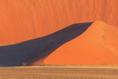 Namib Çölü 'nün güney kesimindeki Namib-Naukluft Ulusal Parkı' nda kum tepeleri. Güzel gün batımı.
