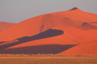 Namib Çölü 'nün güney kesimindeki Namib-Naukluft Ulusal Parkı' nda kum tepeleri. Güzel gün batımı.