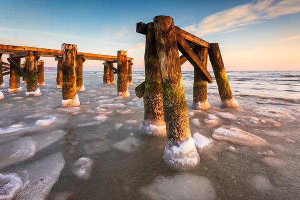 Sabahın erken saatlerinde Sopot sahilindeki küçük iskelenin donmuş elementlerinde. Polonya Sopot 'ta kış manzarası.