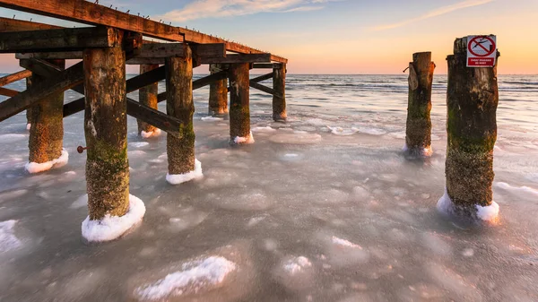 Manhã Cedo Elementos Congelados Pequeno Cais Praia Sopot Paisagem Inverno — Fotografia de Stock
