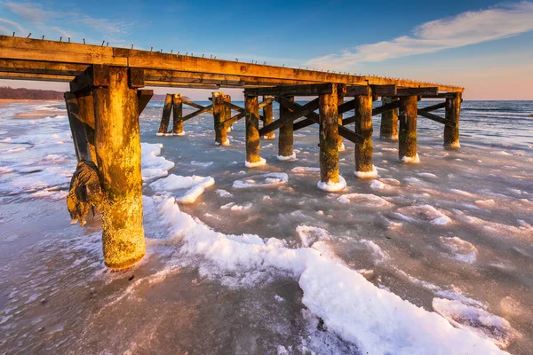 ソフトのビーチで小さな桟橋の凍結要素で早朝 ソプト ポーランドの冬の風景 — ストック写真