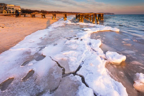 Sabahın Erken Saatlerinde Sopot Sahilindeki Küçük Iskelenin Donmuş Elementlerinde Polonya — Stok fotoğraf