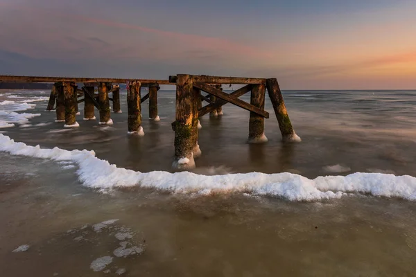 Brzy Ráno Zamrzlé Prvky Malého Mola Pláži Sopotu Zimní Krajina — Stock fotografie