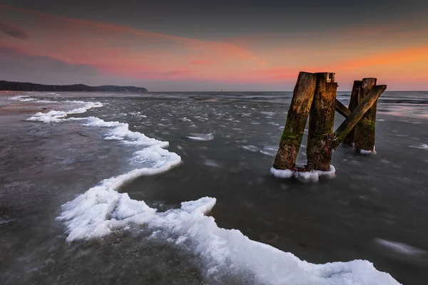 Sabahın Erken Saatlerinde Sopot Sahilindeki Küçük Iskelenin Donmuş Elementlerinde Polonya — Stok fotoğraf