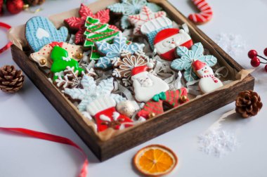 Festival dekorasyonlu ev yapımı zencefilli kurabiye.