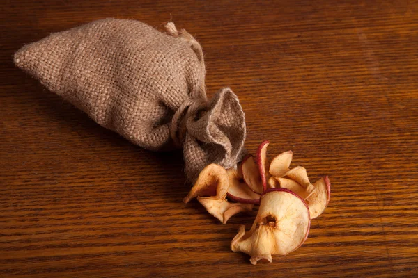Мешок с сушеными яблоками — стоковое фото