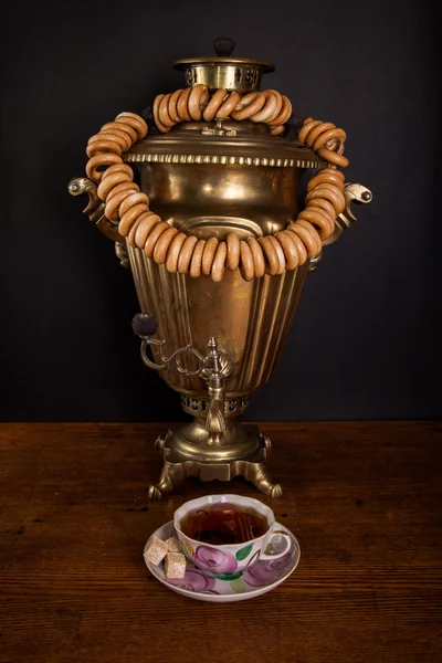 Samovar, bagels e uma xícara de chá — Fotografia de Stock