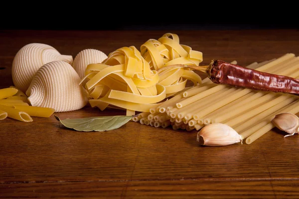 Неприготовленные спагетти с макароном — стоковое фото