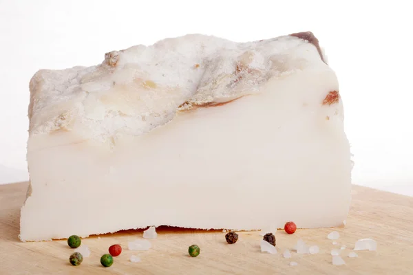Manteca de cerdo salada sobre fondo blanco — Foto de Stock