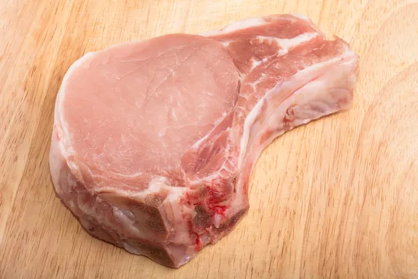 Frisk svinekød hakke kød skive om bord - Stock-foto