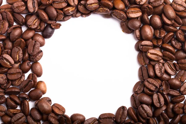 Cadre rond de grains de café torréfiés isolés sur blanc — Photo