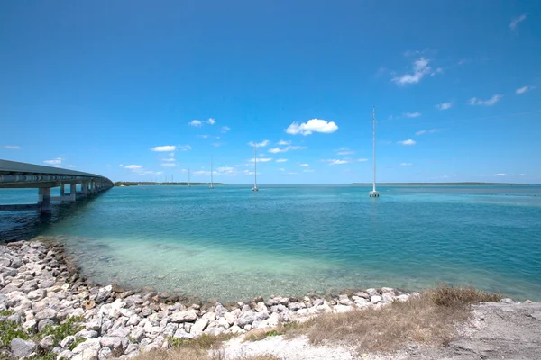 Kustlijn van de Florida Keys met mooie blauwe hemel en wolken. — Stockfoto