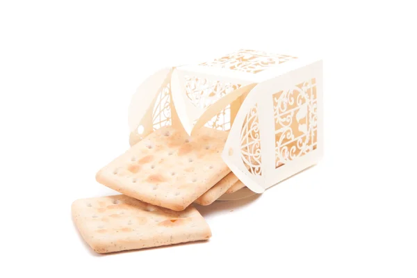 Biscoitos na embalagem original esculpida isolados sobre fundo branco — Fotografia de Stock