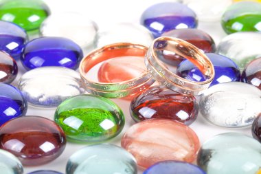 renkli mermerler üzerinde iki alyans