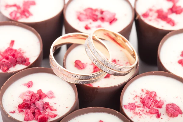 Dos anillos de boda en chocolates con frambuesas —  Fotos de Stock