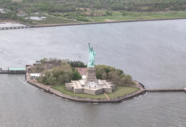 Vrijheidsbeeld vanuit een helikopter — Stockfoto