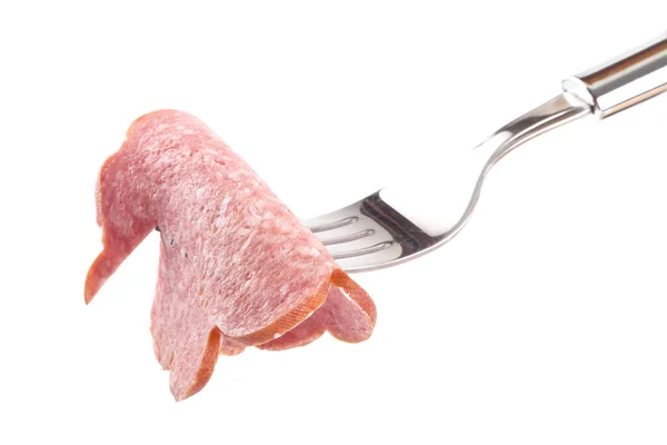 Um pedaço de salsicha em um garfo isolado no fundo branco — Fotografia de Stock