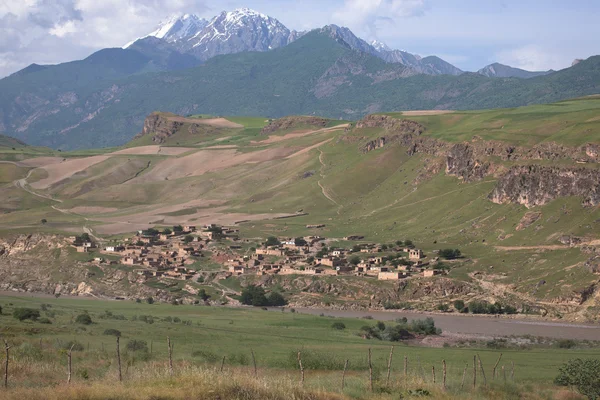 Афганистан, село и горы из Таджикистана. Вертикальная фра Лицензионные Стоковые Изображения