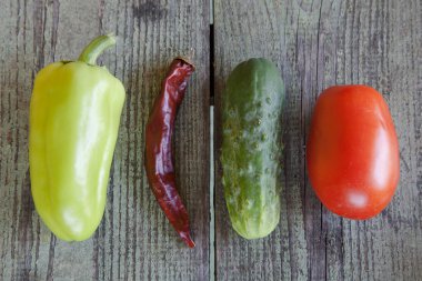 tatlı ve sıcak biber, salatalık ve domates Wood