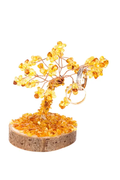 Amber tree of happiness and wedding rings isolated on white back — Stock Photo, Image