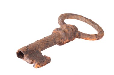 Eski paslı anahtar beyaz arkaplanda izole edildi.