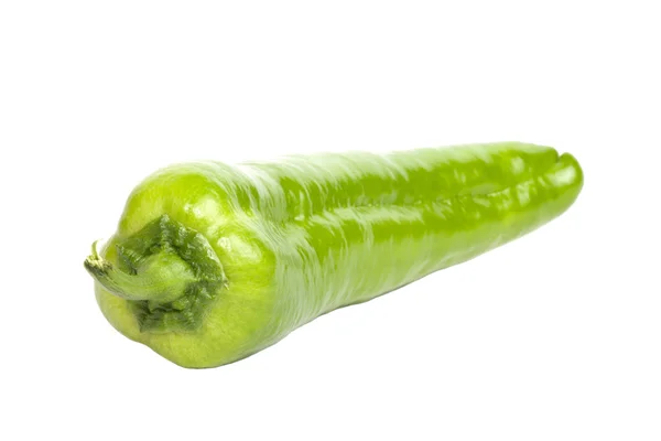 Groene paprika lang geïsoleerd op witte achtergrond — Stockfoto