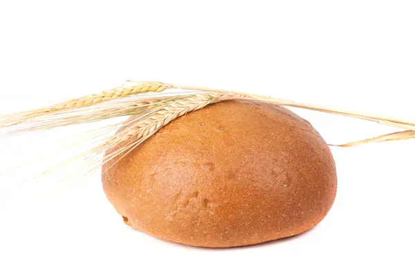一块黑面包与孤立在白色背景上的黑麦穗子 — 图库照片