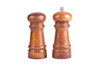 karabiber ve tuz shaker ahşap beyaz arkasında izole yapılmış