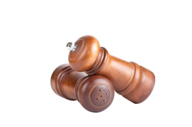 karabiber ve tuz shaker ahşap beyaz arkasında izole yapılmış