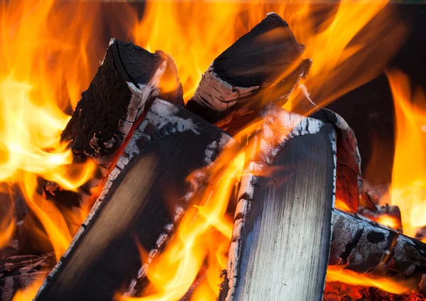 Leña en el fuego — Foto de Stock