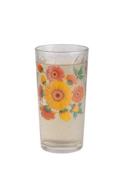 Sprudelndes Wasser in einem Glas mit floralem Muster, isoliert auf einem — Stockfoto