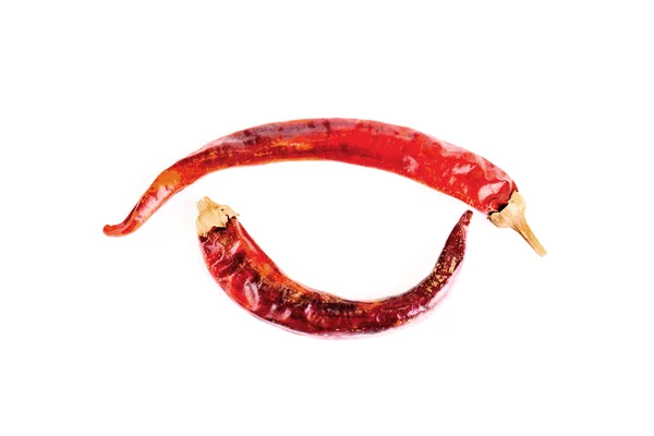 Zwei scharfe leuchtend rote getrocknete Paprika isoliert auf weißem Hintergrund — Stockfoto
