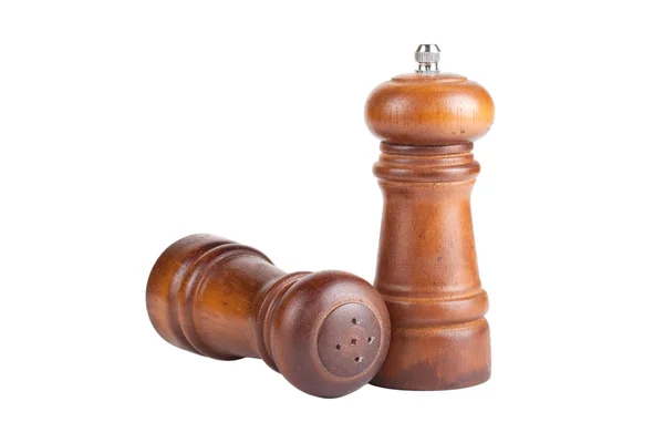 Peppar och salt shaker tillverkade av trä isolerade på vit baksida — Stockfoto