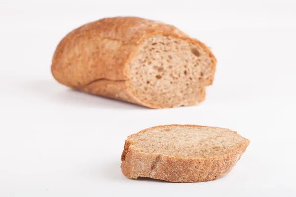 Una pieza de baguette negra aislada sobre fondo blanco — Foto de Stock